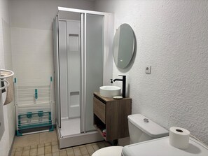 Shower, hair dryer, towels