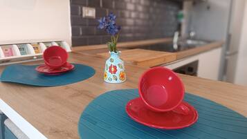 Fridge, oven, stovetop, electric kettle