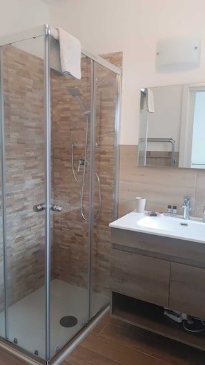Dusche, Haartrockner, Handtücher, Seife
