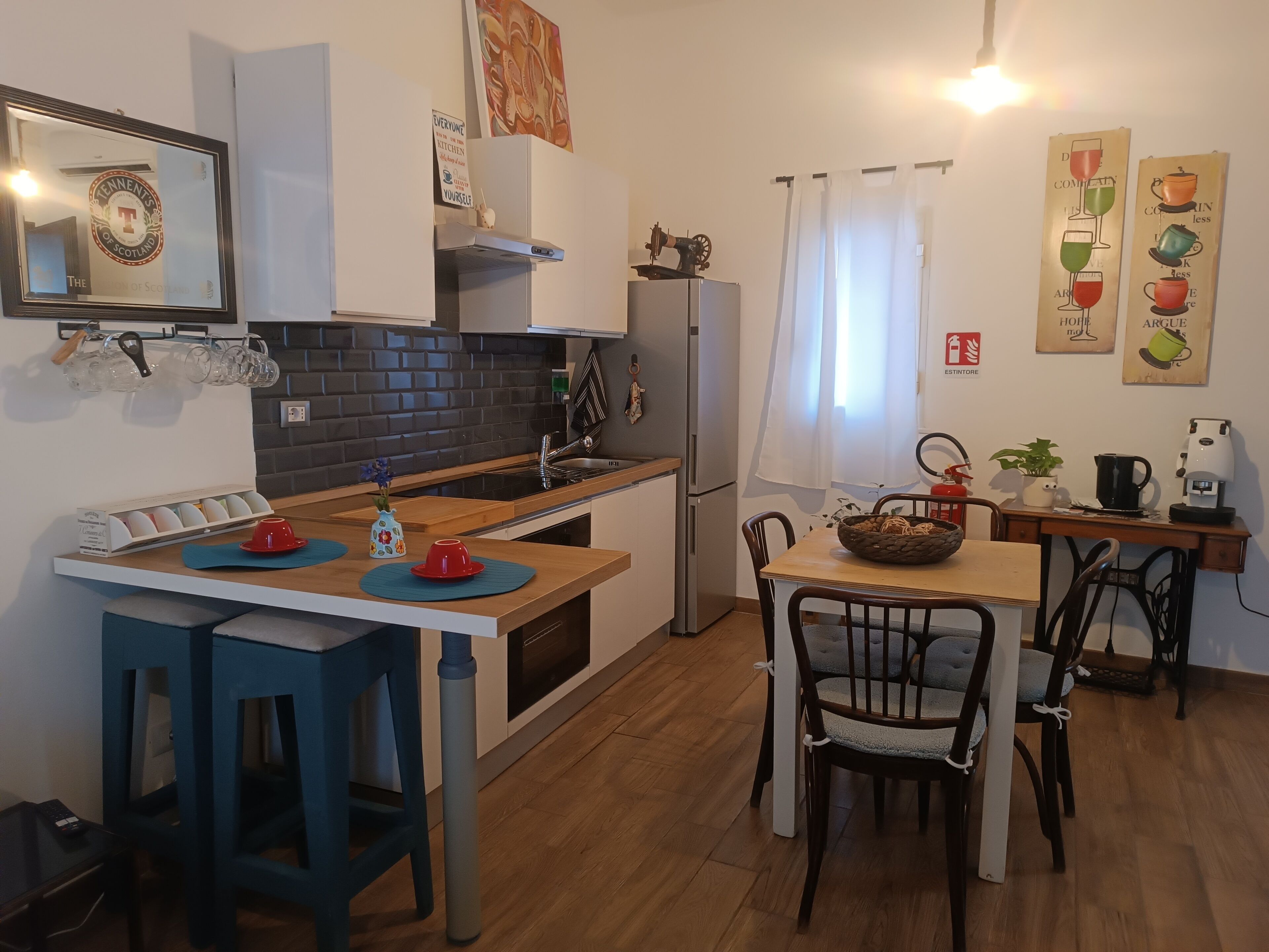Frigorifero, forno, piano cottura, bollitore elettrico