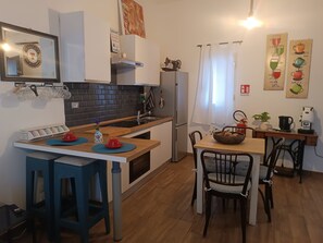 Kühlschrank, Ofen, Herdplatte, Wasserkocher