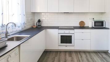 Een koelkast, een magnetron, een oven, een kookplaat