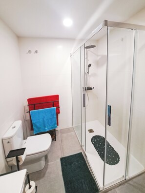 Douche, sèche-cheveux, serviettes fournies, savon