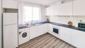 Frigorífico, microondas, horno y placa de cocina