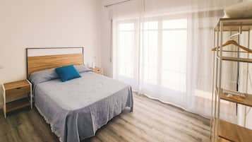 3 dormitorios, tabla de planchar con plancha, cuna de viaje