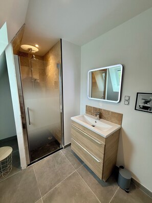 Shower, hair dryer, towels, toilet paper - Charming gîte with swimming pool (Rouffignac-Saint-Cernin-de-Reilhac)