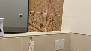 Haartrockner, HandtĂŒcher, Seife, Toilettenpapier