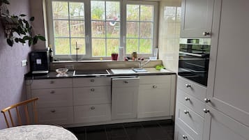 Een koelkast, een kookplaat, een koffiezetapparaat/waterkoker