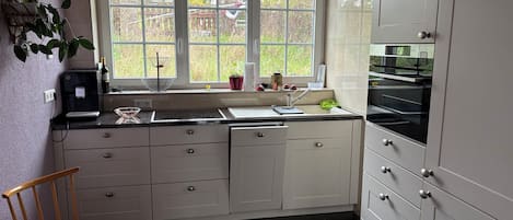 Refrigerador, placa de cocina, cafetera/tetera, tetera/pava eléctrica