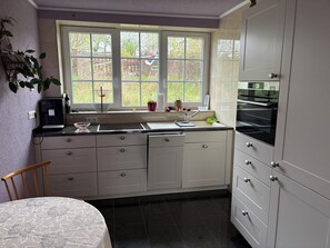 Réfrigérateur, surface de cuisson, cafetière-théière