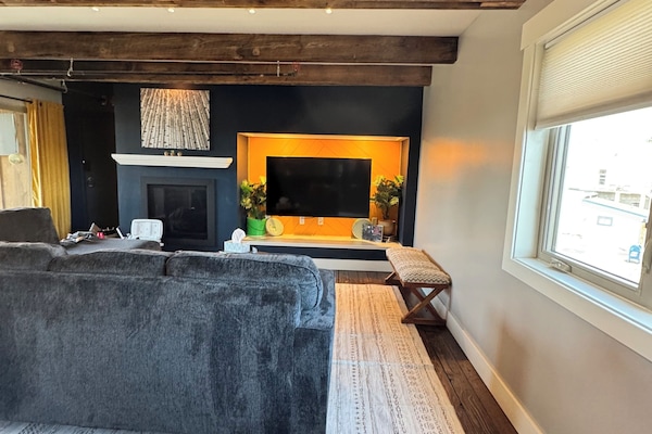 Una Smart TV, una chimenea, videojuegos, un reproductor de DVD