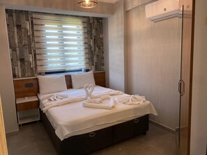 Deluxe-huoneisto, parveke, näköala uima-altaalle | 2 makuuhuonetta, tallelokero huoneessa, pimennysverhot, äänieristys