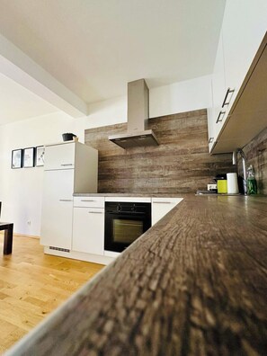 Fridge, oven, stovetop, dishwasher