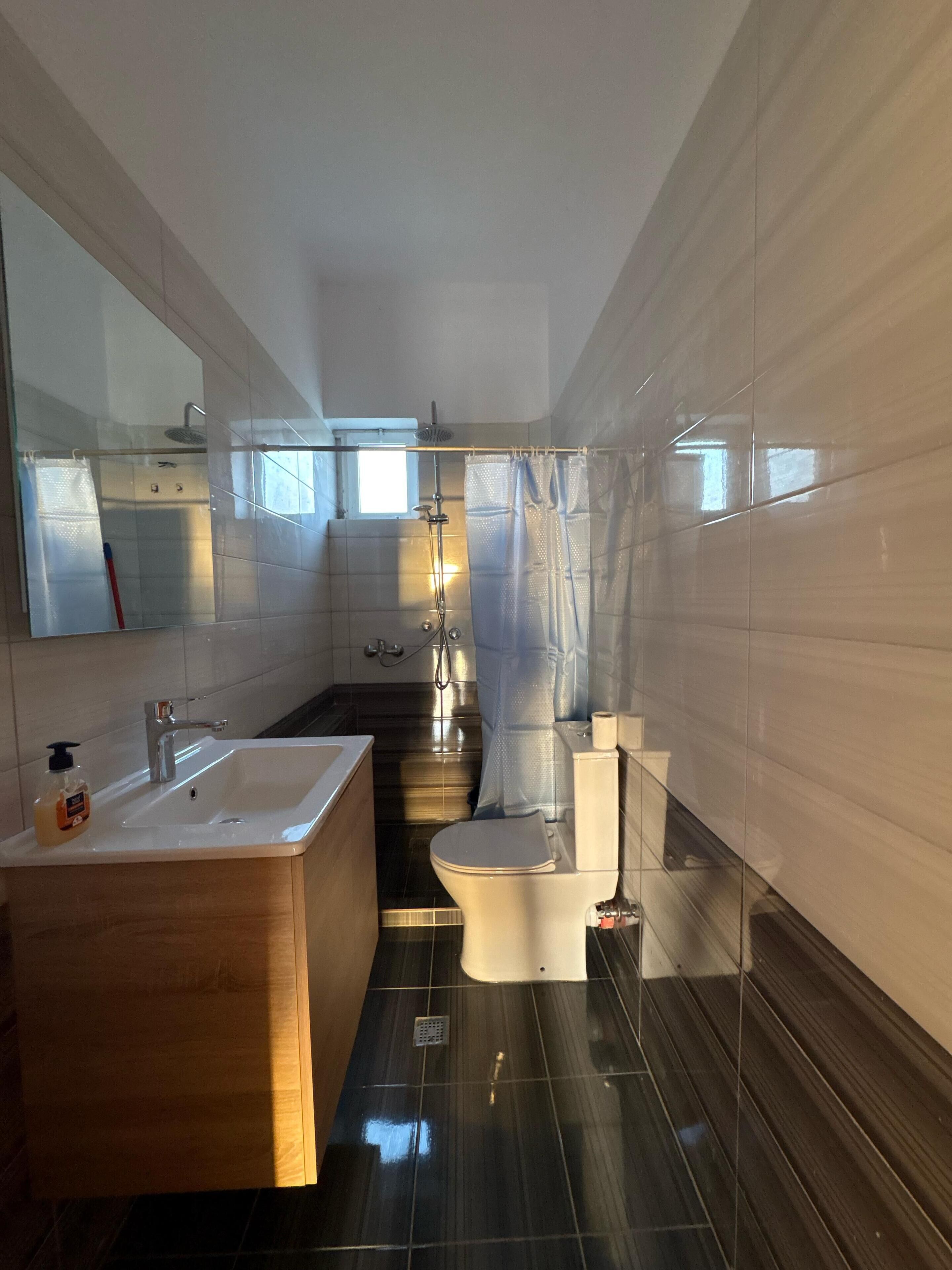 Een douche, een haardroger, handdoeken, zeep