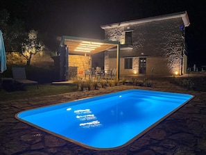 Vila, várias camas, piscina particular, vista para a piscina | Piscina particular
