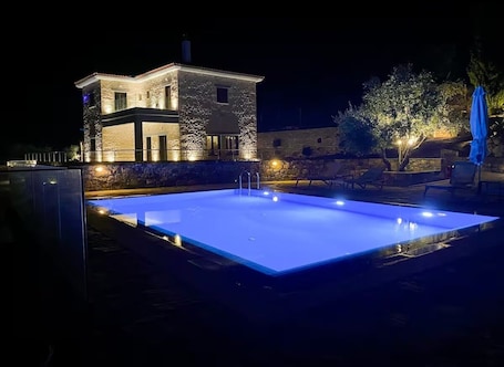 季节性开放的室外游泳池,池畔遮阳伞