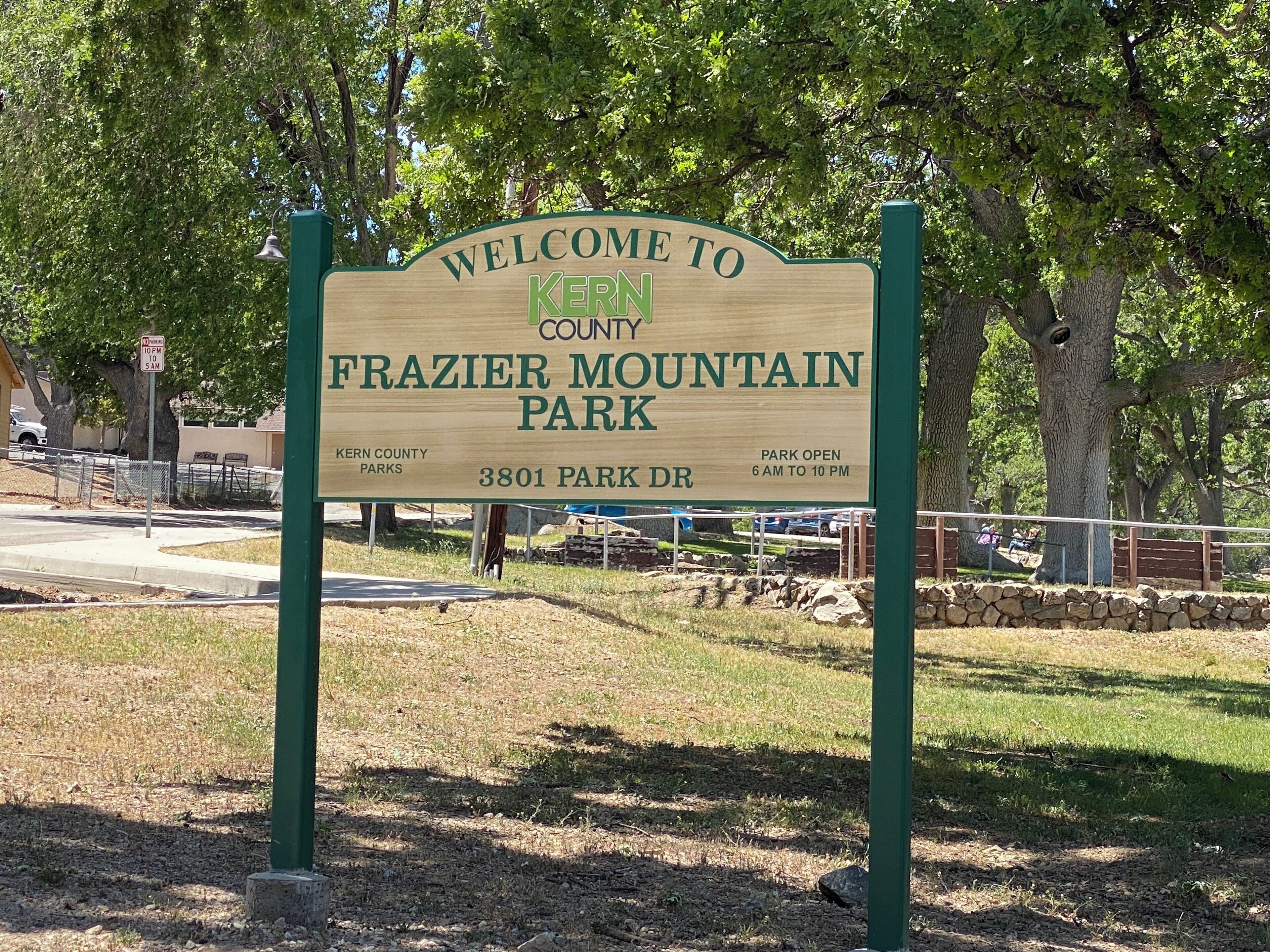 Un panneau d’accueil pour le parc Frazier Mountain, situé dans le comté de Kern, en Californie, avec l’adresse suivante : 3801, Park Dr.