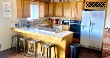 3-bedroom house in Peaceful Frazier Park with AC, WiFi