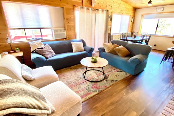 Smart-tv, een open haard en een printer