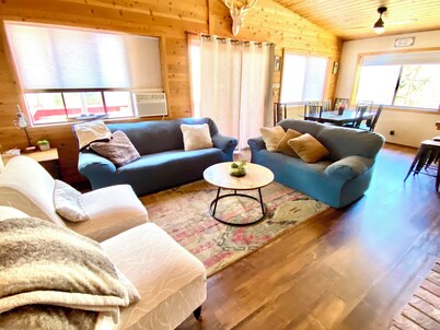 3-bedroom house in Peaceful Frazier Park with AC, WiFi