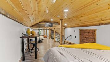 3 bedrooms, desk, travel crib, WiFi