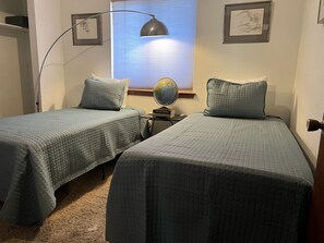 3 bedrooms, iron/ironing board, WiFi, bed sheets - Stay@ Route 66 Great Divide Riders & Hikers R&R (Grants)