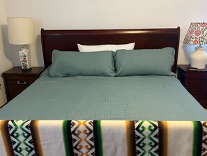 3 bedrooms, iron/ironing board, WiFi, bed sheets - Stay@ Route 66 Great Divide Riders & Hikers R&R (Grants)