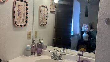 SĂšche-cheveux, serviettes fournies, savon, papier toilette