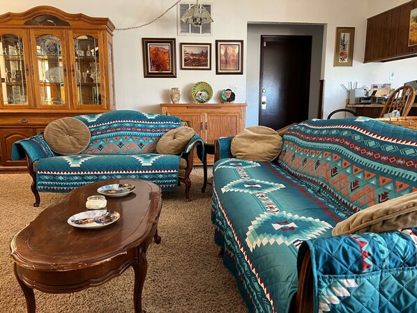 Living area - Stay@ Route 66 Great Divide Riders & Hikers R&R (Grants)
