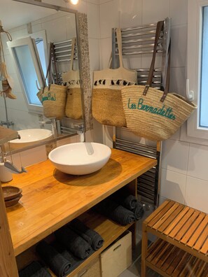 Sèche-cheveux, serviettes fournies, savon, papier toilette
