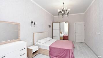 1 dormitorio, cortinas opacas, tabla de planchar con plancha