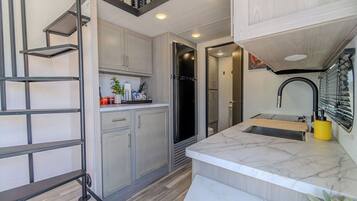 Een koelkast, een microgolfoven, een oven, een kookplaat