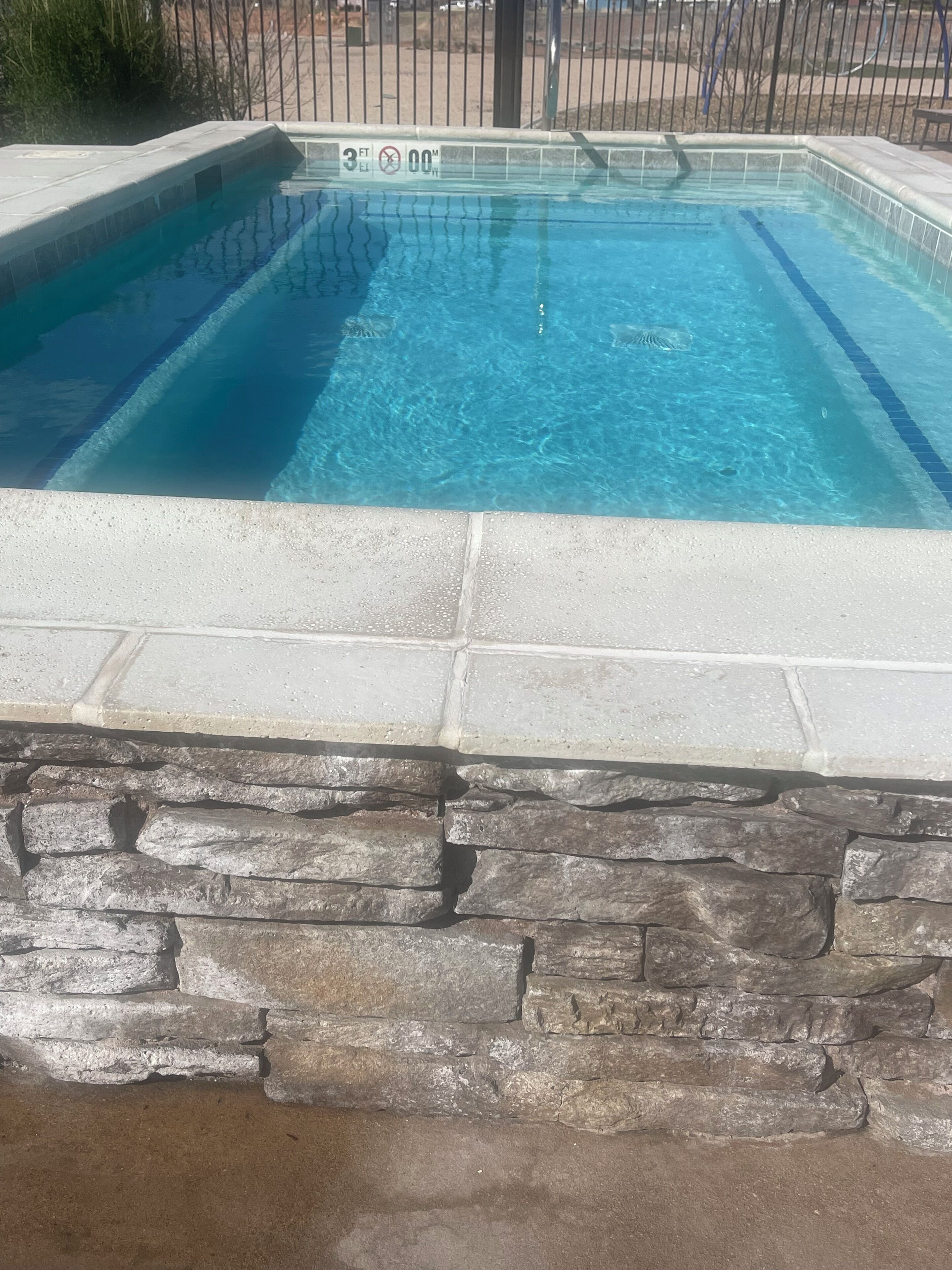 Utomhuspool och uppvärmd pool