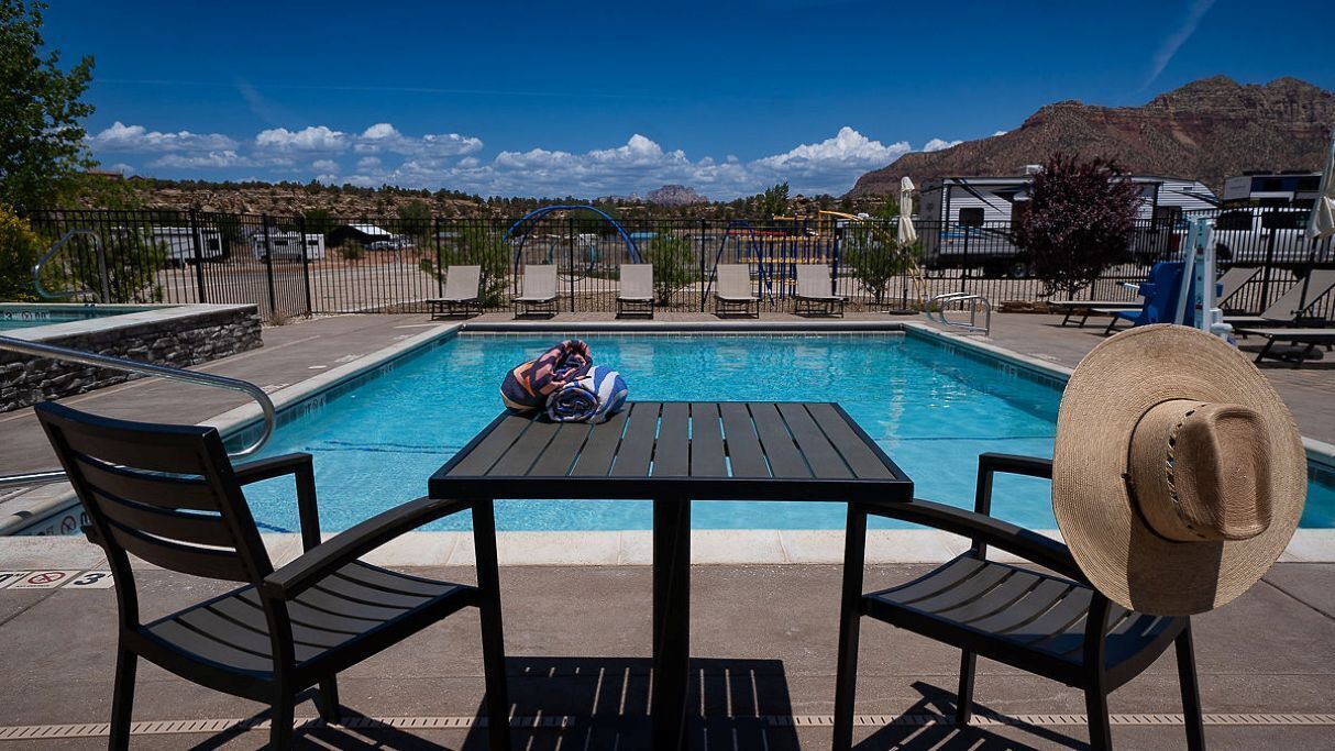 Alberca al aire libre y alberca climatizada