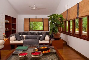 Desk, laptop workspace, free WiFi - Shreyas Retreat (Nelamangala)
