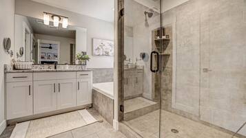 Een haardroger, handdoeken