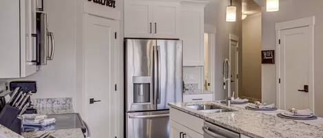 Refrigerador, microondas, horno, placa de cocina