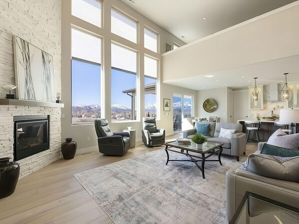 Smart TV, chimenea, tenis de mesa y libros