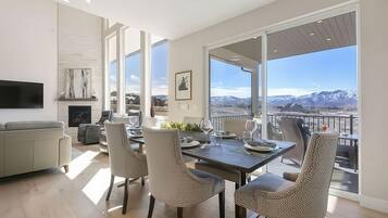 Smart-tv, een open haard, een tafeltennistafel en boeken