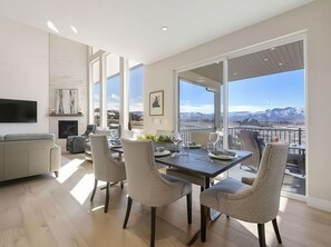Smart TV, chimenea, tenis de mesa y libros