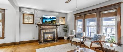 Una televisión, una chimenea