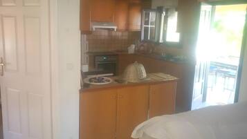 Kühlschrank, Mikrowelle, Ofen, Wasserkocher mit Kaffee-/Teezubehör