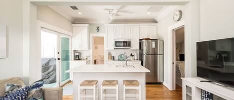 Refrigerador, microondas, placa de cocina, lavavajillas