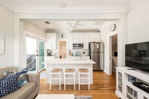 Fridge, microwave, stovetop, dishwasher - COCKTAILS ON THE CORNER- 2 Bedroom / 1 Bathroom W/ Pool - Old Town Key West (Key West)