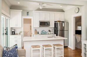 Kühlschrank, Mikrowelle, Herdplatte, Geschirrspüler