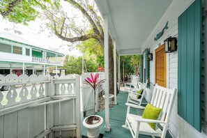 Terrace/patio - COCKTAILS ON THE CORNER- 2 Bedroom / 1 Bathroom W/ Pool - Old Town Key West (Key West)