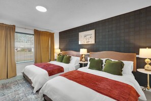 5 bedrooms, iron/ironing board, travel cot, WiFi - Murder Mystery Retreat (Pooler)