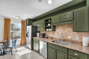 Microwave, oven, stovetop, dishwasher - Murder Mystery Retreat (Pooler)