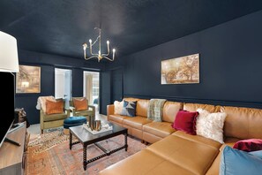 Smart TV - Murder Mystery Retreat (Pooler)