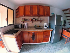 Kühlschrank, Mikrowelle, Herdplatte, Wasserkocher mit Kaffee-/Teezubehör